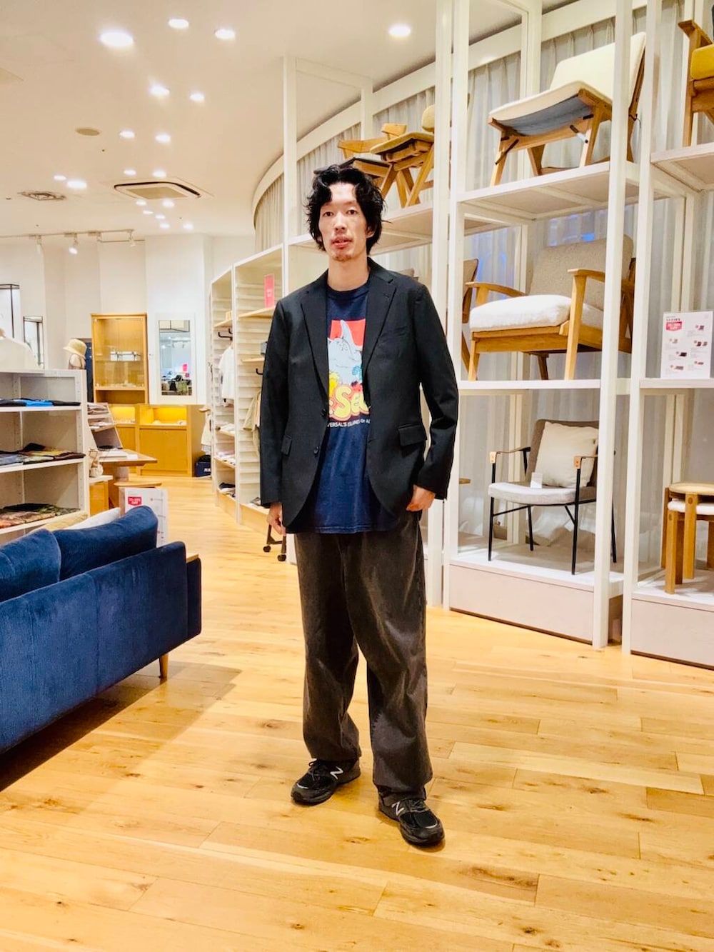 グレー系のその他アウターを着用したメンズの夏コーディネートの2枚目の写真