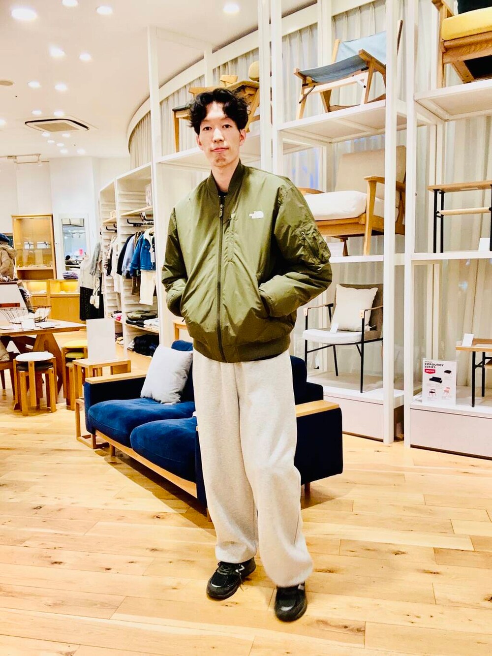 グリーン系のブルゾン、ブラック系のブルゾンを着用したメンズの冬コーディネートの4枚目の写真