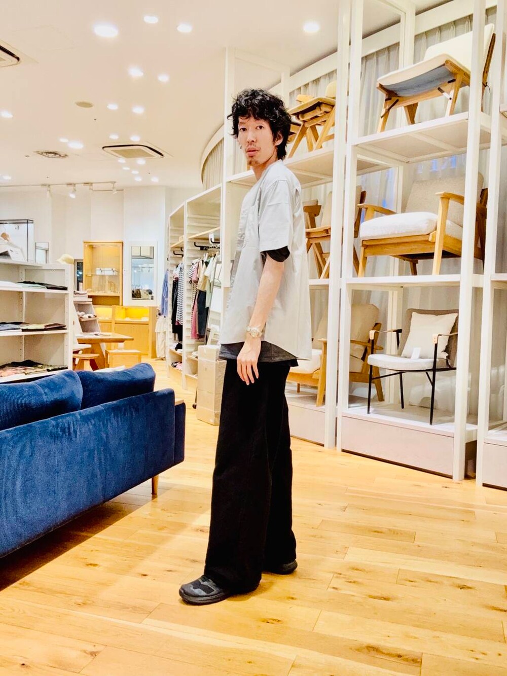 グレー系のシャツ/ブラウスを着用したメンズの夏コーディネートの2枚目の写真