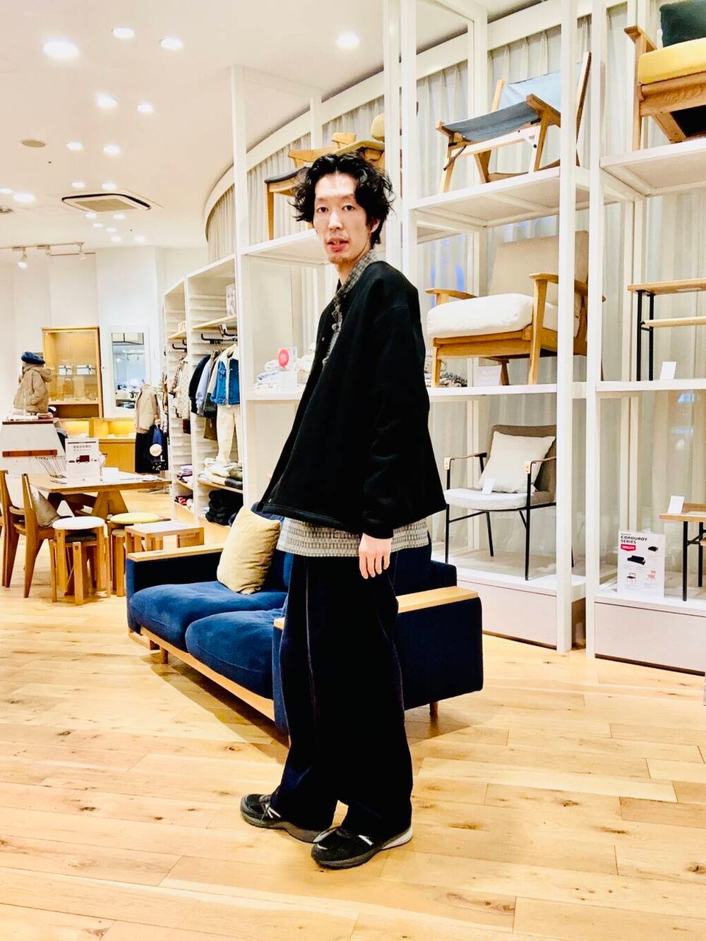 グレー系のその他アウター、ブルー系のその他アウター、グレー系のその他パンツを着用したメンズの冬コーディネートの3枚目の写真