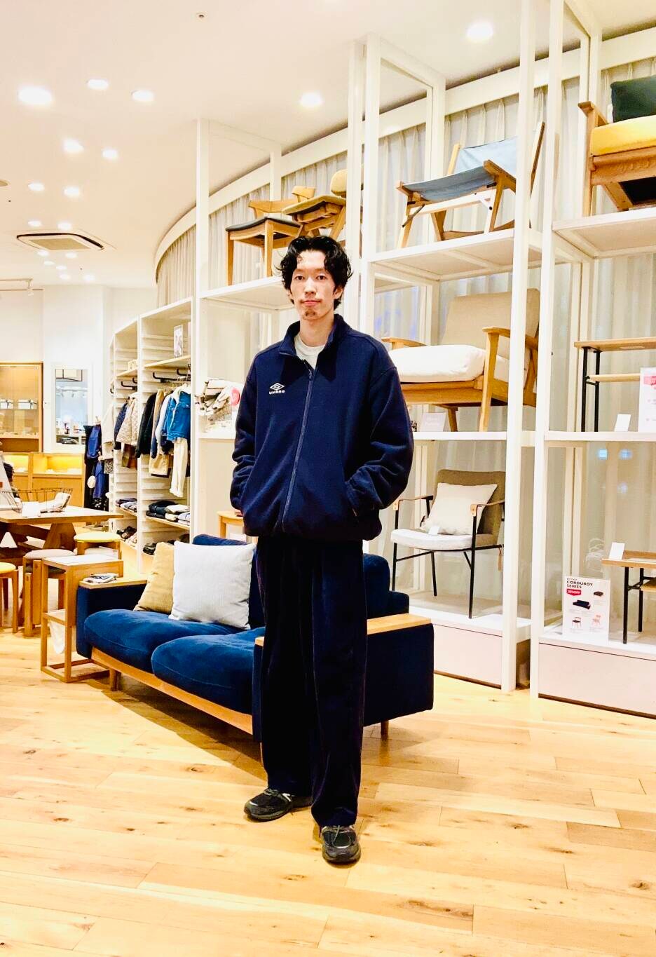 グレー系のその他アウター、ブルー系のその他アウター、グレー系のその他パンツを着用したメンズの冬コーディネートの4枚目の写真