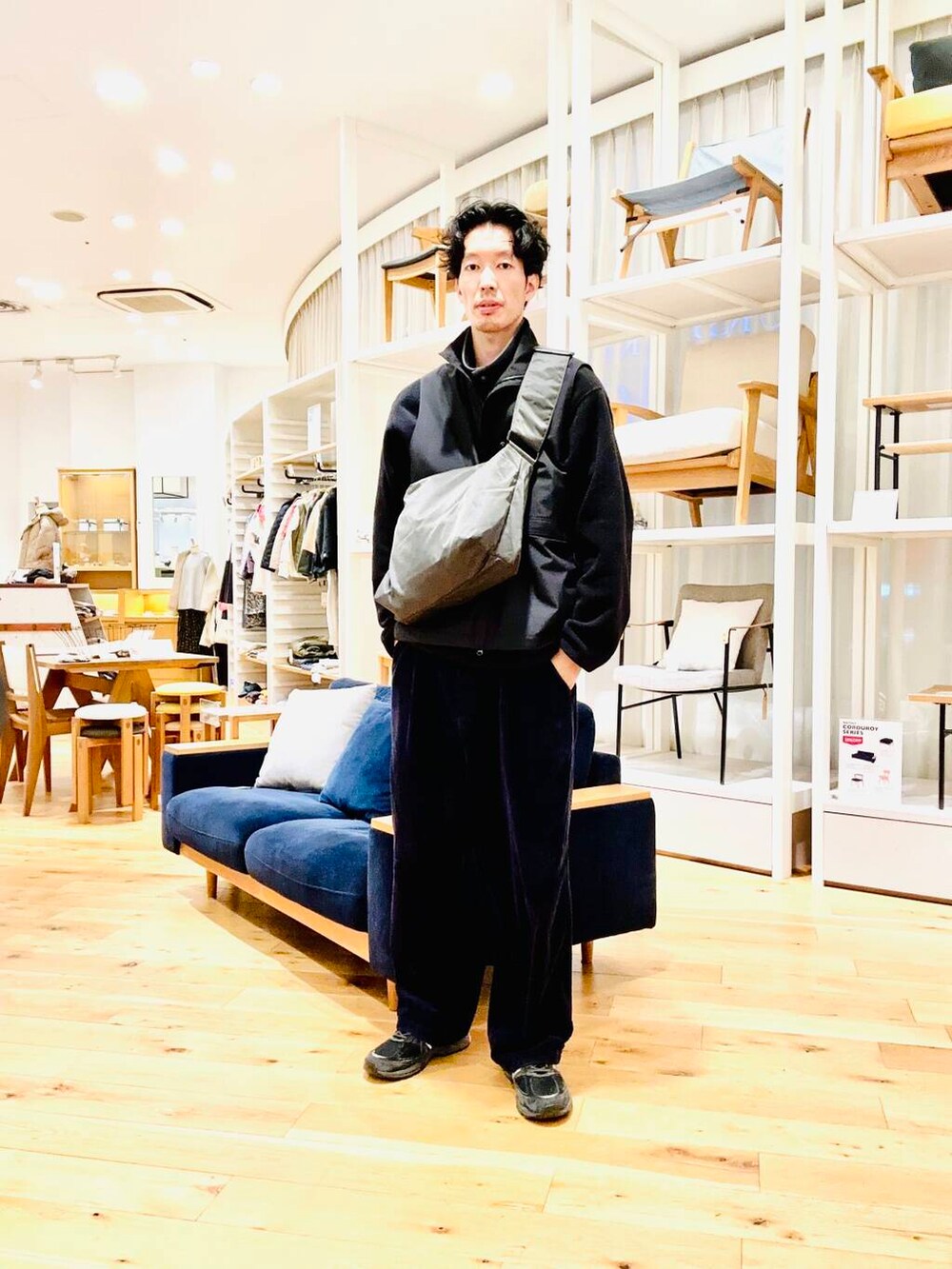 グレー系のショルダーバッグ、ブラック系のその他アウターを着用したメンズの冬コーディネートの3枚目の写真