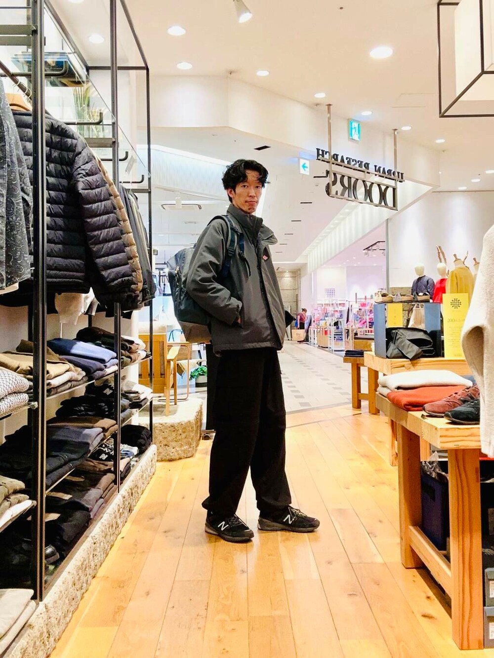 ブルー系のバックパック/リュック、グレー系のその他アウターを着用したメンズの秋コーディネートの3枚目の写真