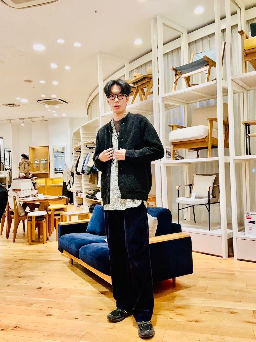 グレー系のカーディガン/ボレロを着用したメンズの冬コーディネートの3枚目の写真