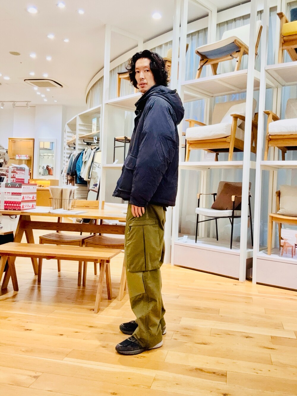 ブラック系のブルゾンを着用したメンズの冬コーディネートの2枚目の写真