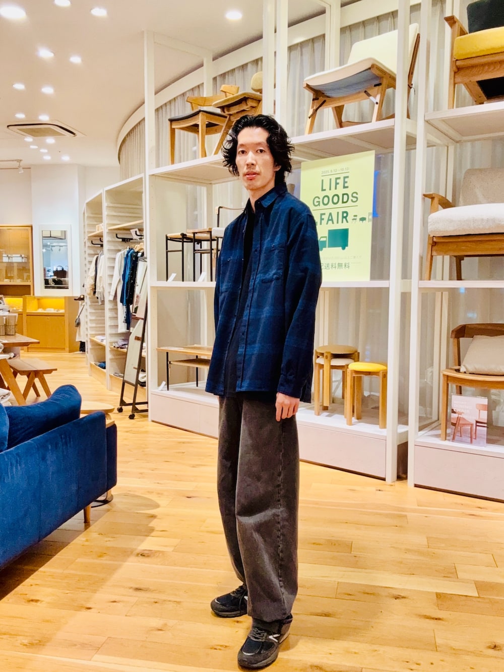 ブルー系のシャツ/ブラウスを着用したメンズの秋コーディネートの2枚目の写真