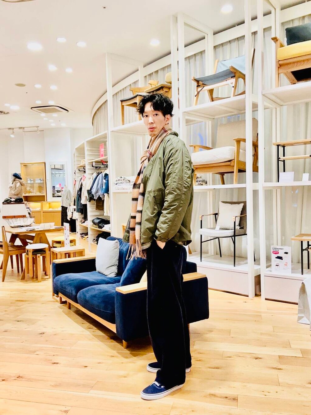 グリーン系のブルゾンを着用したメンズの冬コーディネートの2枚目の写真