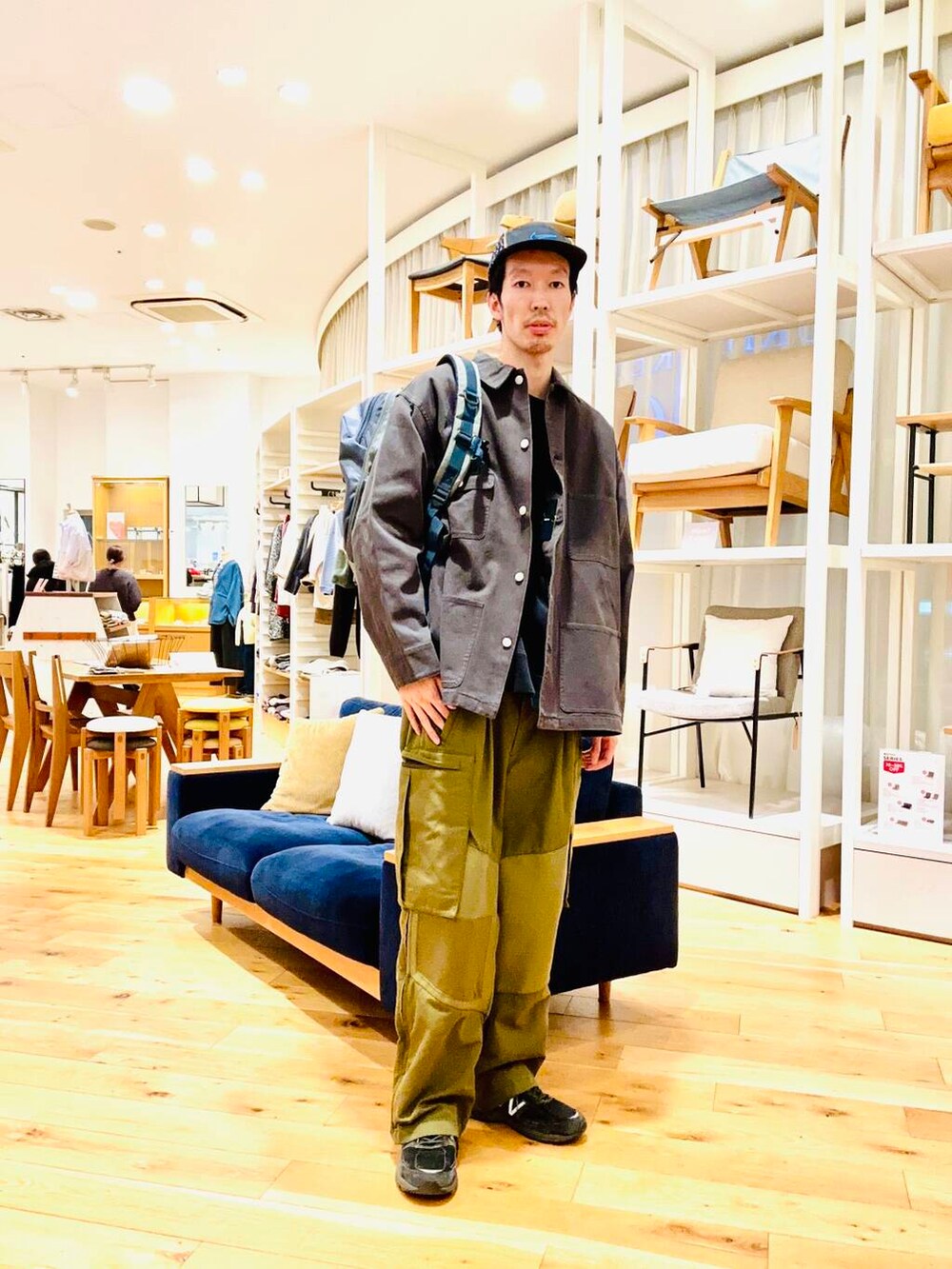 ブルー系のバックパック/リュック、ブラック系のカバーオールを着用したメンズの冬コーディネートの2枚目の写真