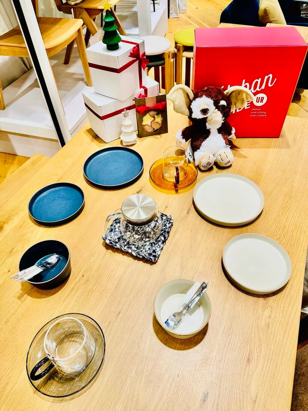 ホワイト系の食器、ブルー系の食器、ブルー系のキッチンツールを着用したメンズの冬コーディネートの3枚目の写真