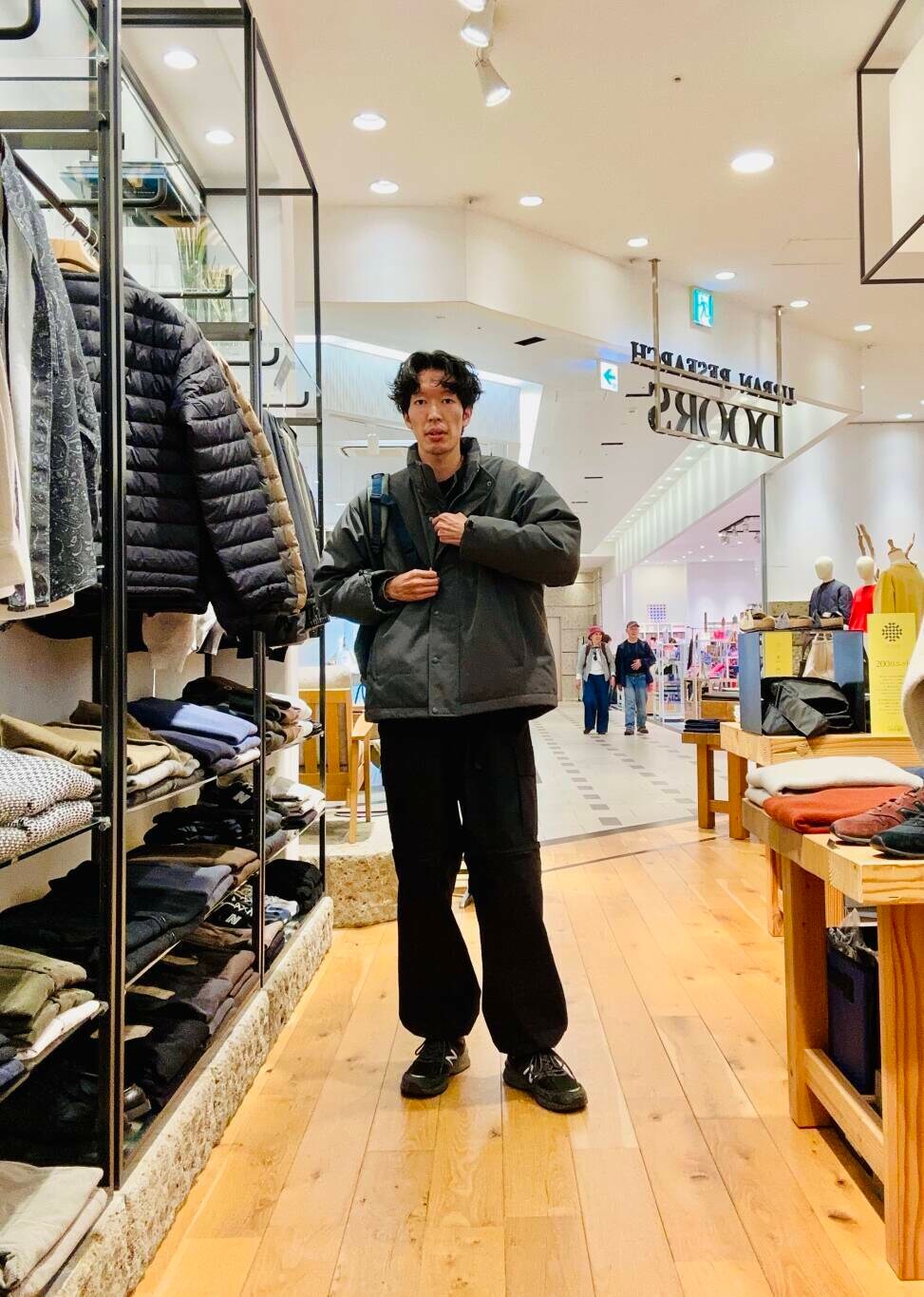 ブルー系のバックパック/リュック、グレー系のその他アウターを着用したメンズの秋コーディネートの2枚目の写真