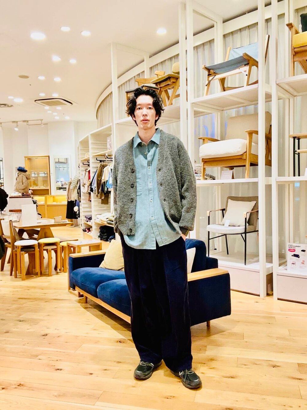 グレー系のカーディガン/ボレロ、ブルー系のその他アウター、ブルー系のパーカーを着用したメンズの冬コーディネートの3枚目の写真