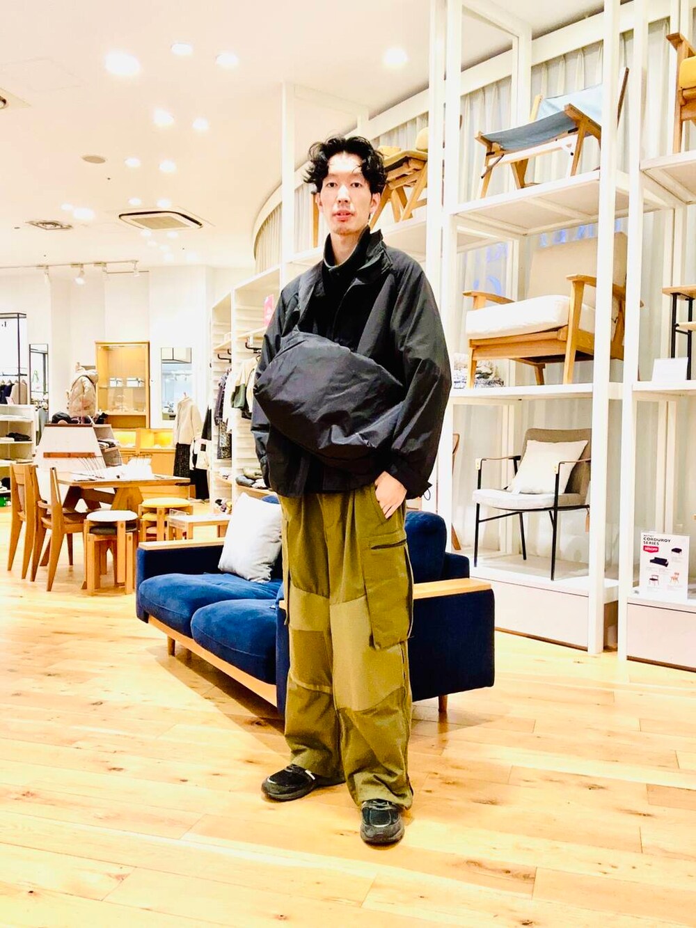 グレー系のショルダーバッグ、ブラック系のブルゾンを着用したメンズの冬コーディネートの3枚目の写真