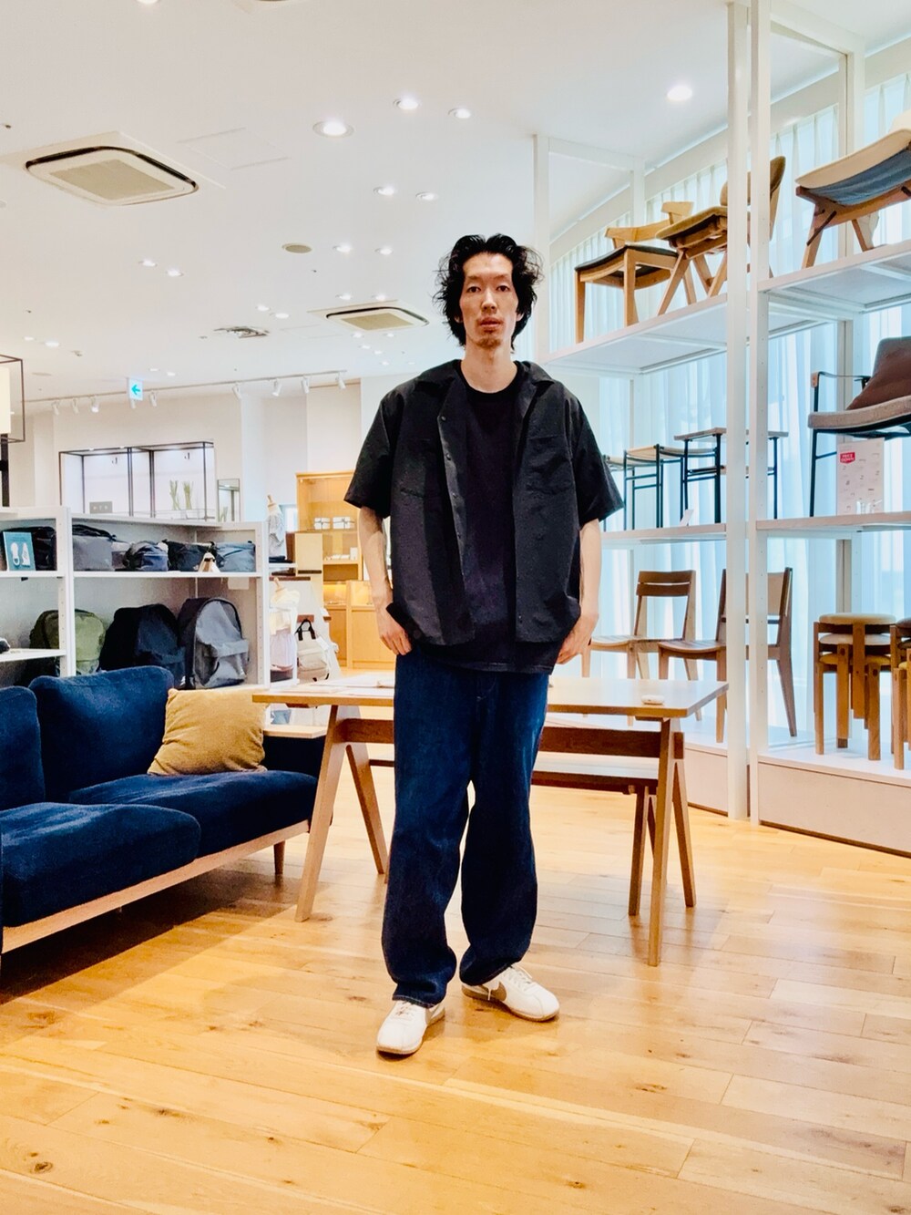 ブラック系のシャツ/ブラウスを着用したメンズの夏コーディネートの2枚目の写真
