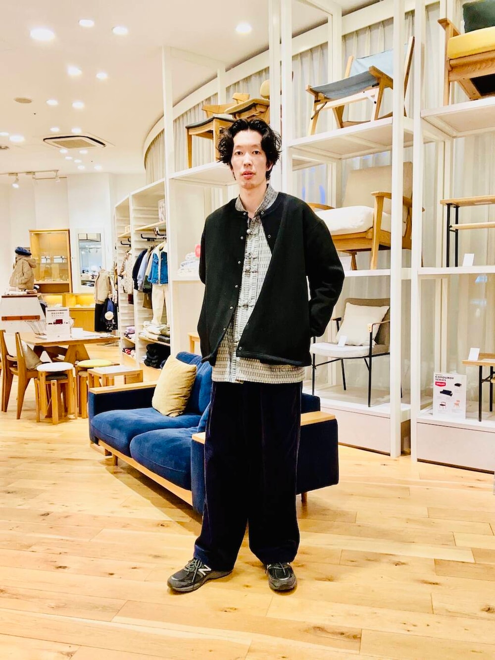 グレー系のその他アウター、ブルー系のその他アウター、グレー系のその他パンツを着用したメンズの冬コーディネートの6枚目の写真