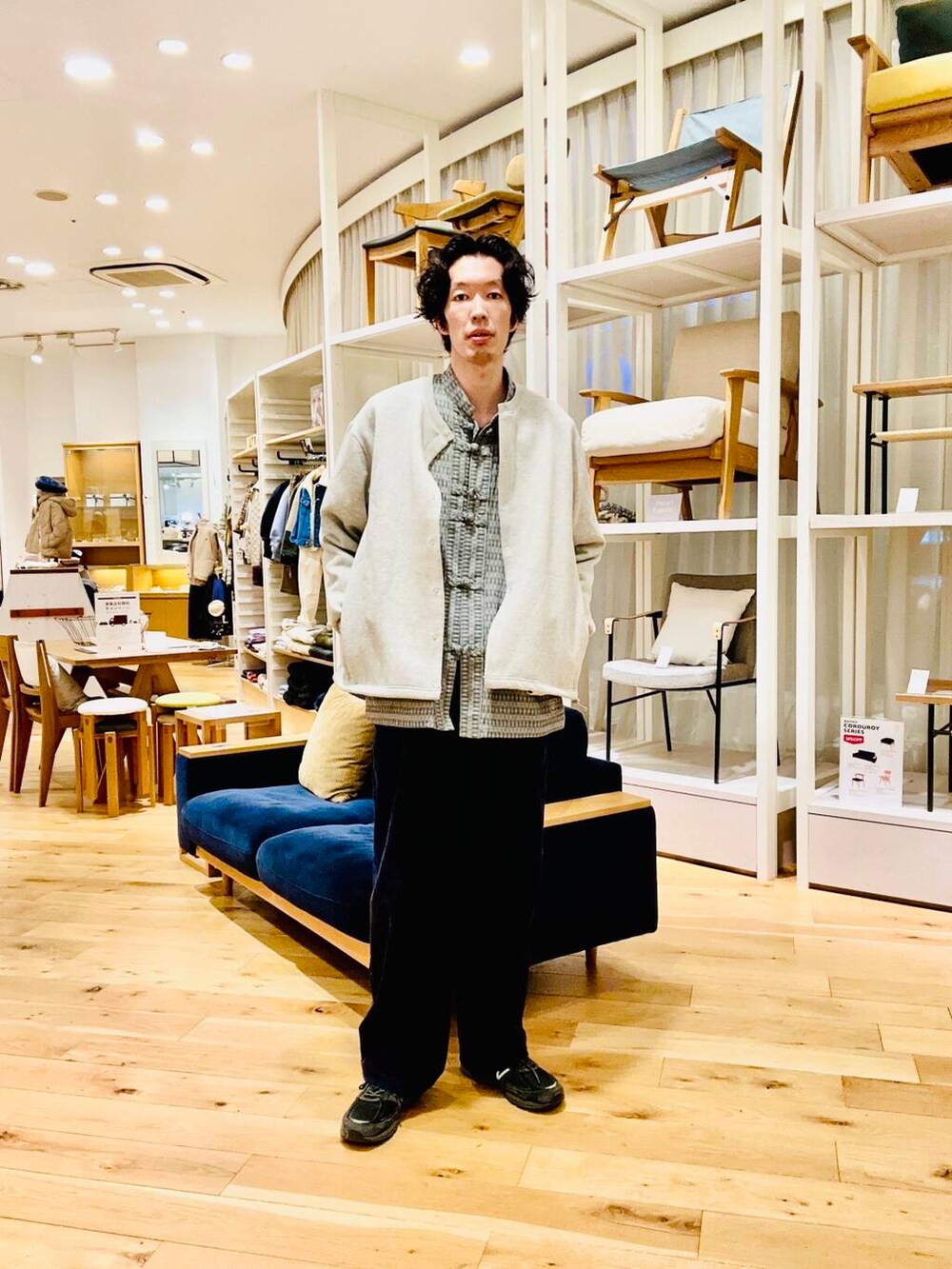 グレー系のカーディガン/ボレロ、グレー系のカーディガン/ボレロを着用したメンズの冬コーディネートの2枚目の写真