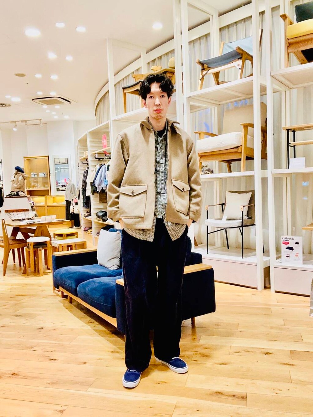 ブラウン系のその他アウターを着用したメンズの冬コーディネートの2枚目の写真