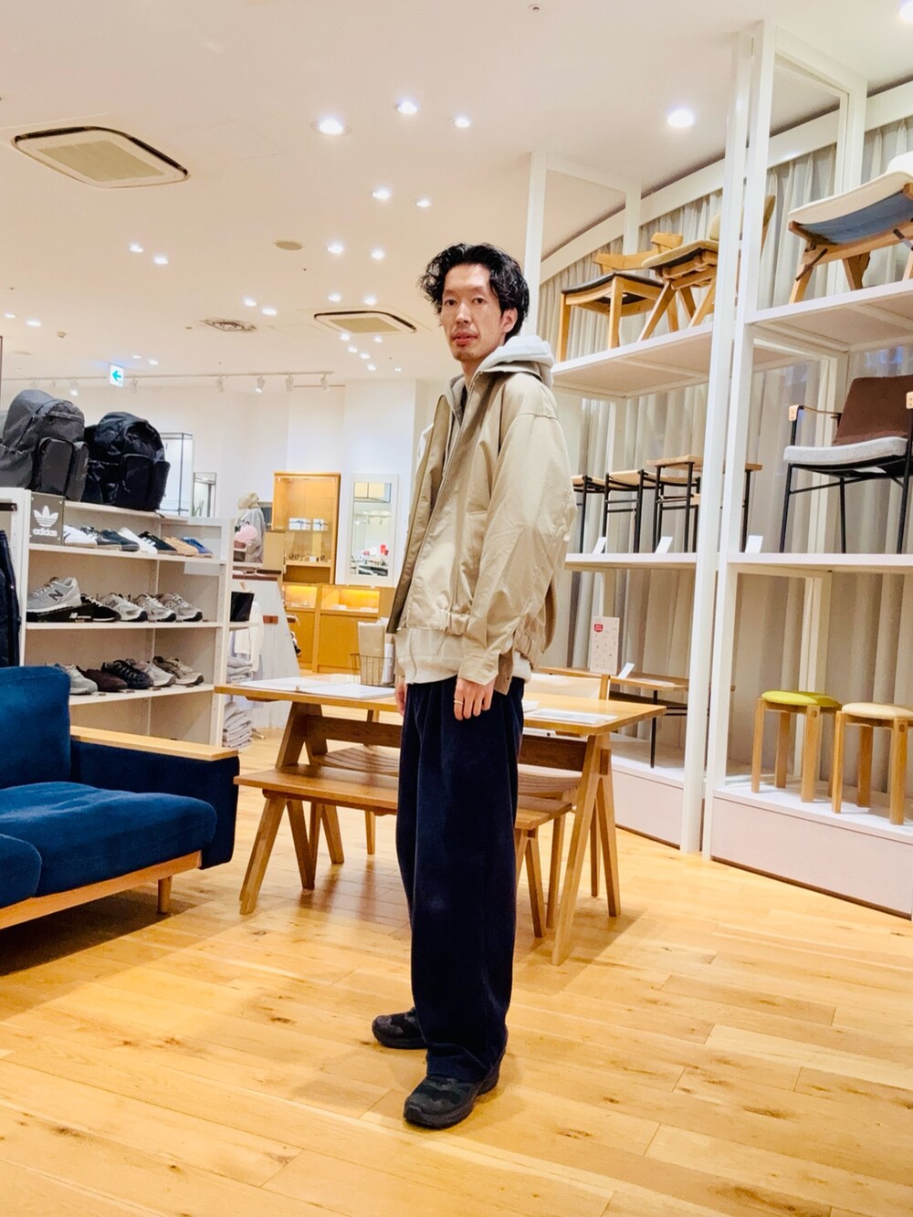 ベージュ系のブルゾンを着用したメンズの冬コーディネートの2枚目の写真