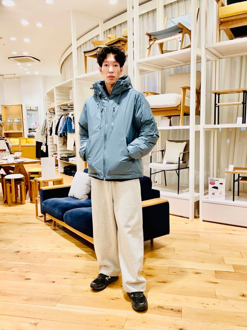 ブルー系のダウンジャケット/コートを着用したメンズの冬コーディネートの2枚目の写真