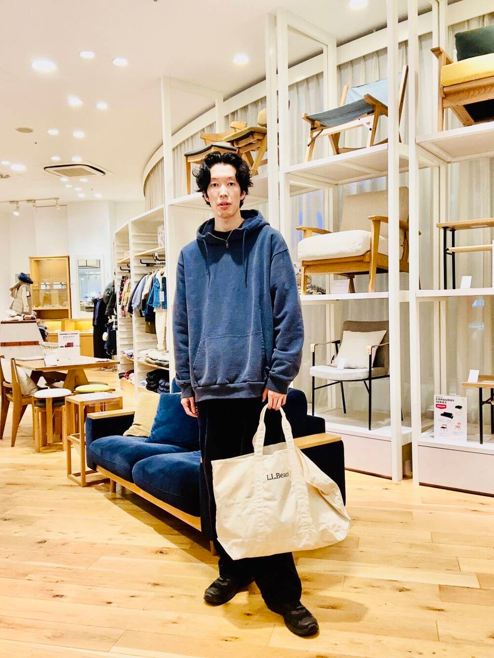 グレー系のカーディガン/ボレロ、ブルー系のその他アウター、ブルー系のパーカーを着用したメンズの冬コーディネートの4枚目の写真