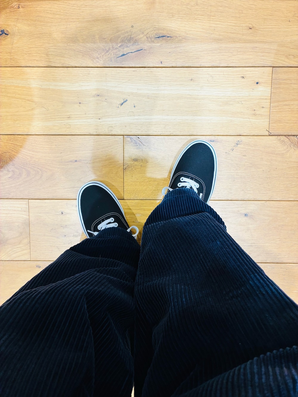 ブラック系のスニーカーを着用したメンズの春コーディネートの2枚目の写真