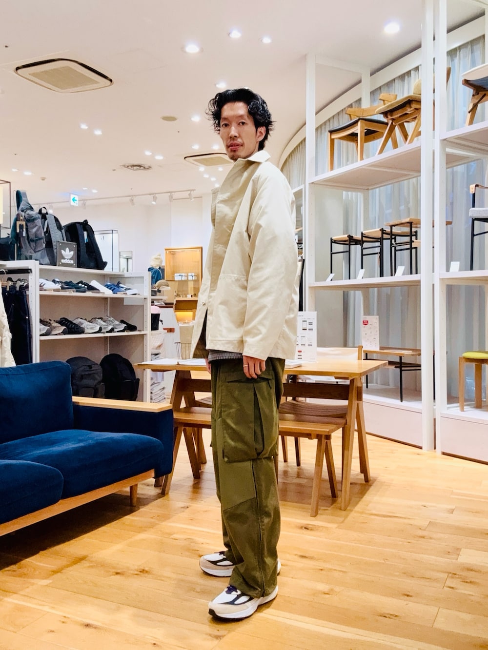 ホワイト系のカバーオールを着用したメンズの春コーディネートの2枚目の写真