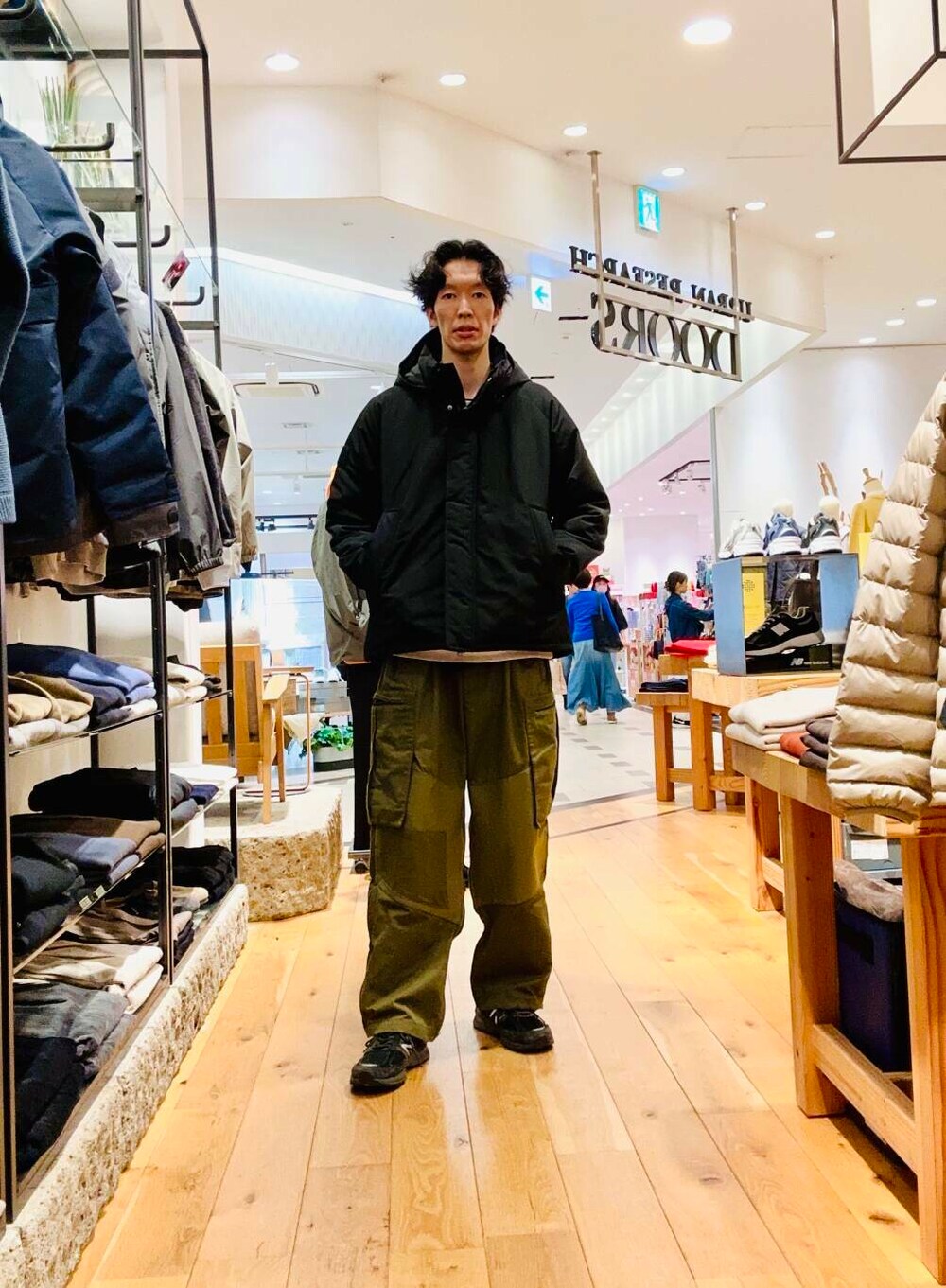 ブラック系のテーラードジャケットを着用したメンズの秋コーディネートの2枚目の写真