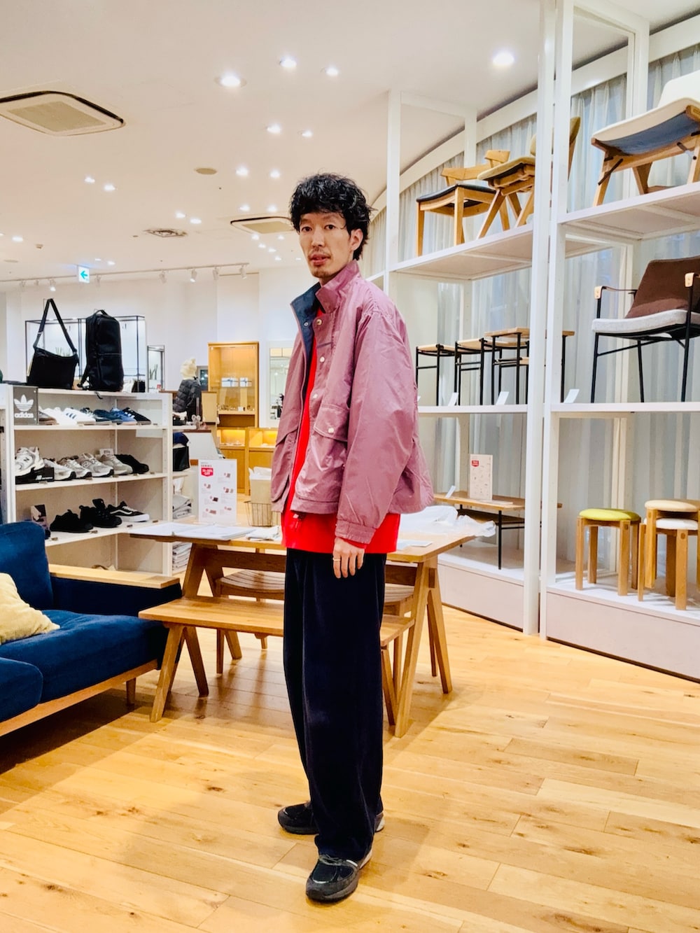 ピンク系のテーラードジャケットを着用したメンズの冬コーディネートの2枚目の写真