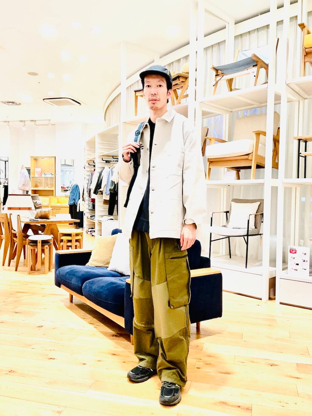 ブルー系のバックパック/リュック、ベージュ系のカバーオールを着用したメンズの冬コーディネートの3枚目の写真