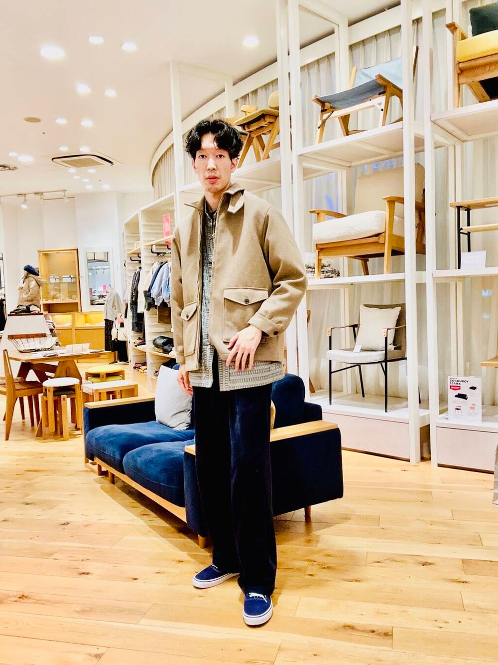 ブラウン系のその他アウターを着用したメンズの冬コーディネートの2枚目の写真