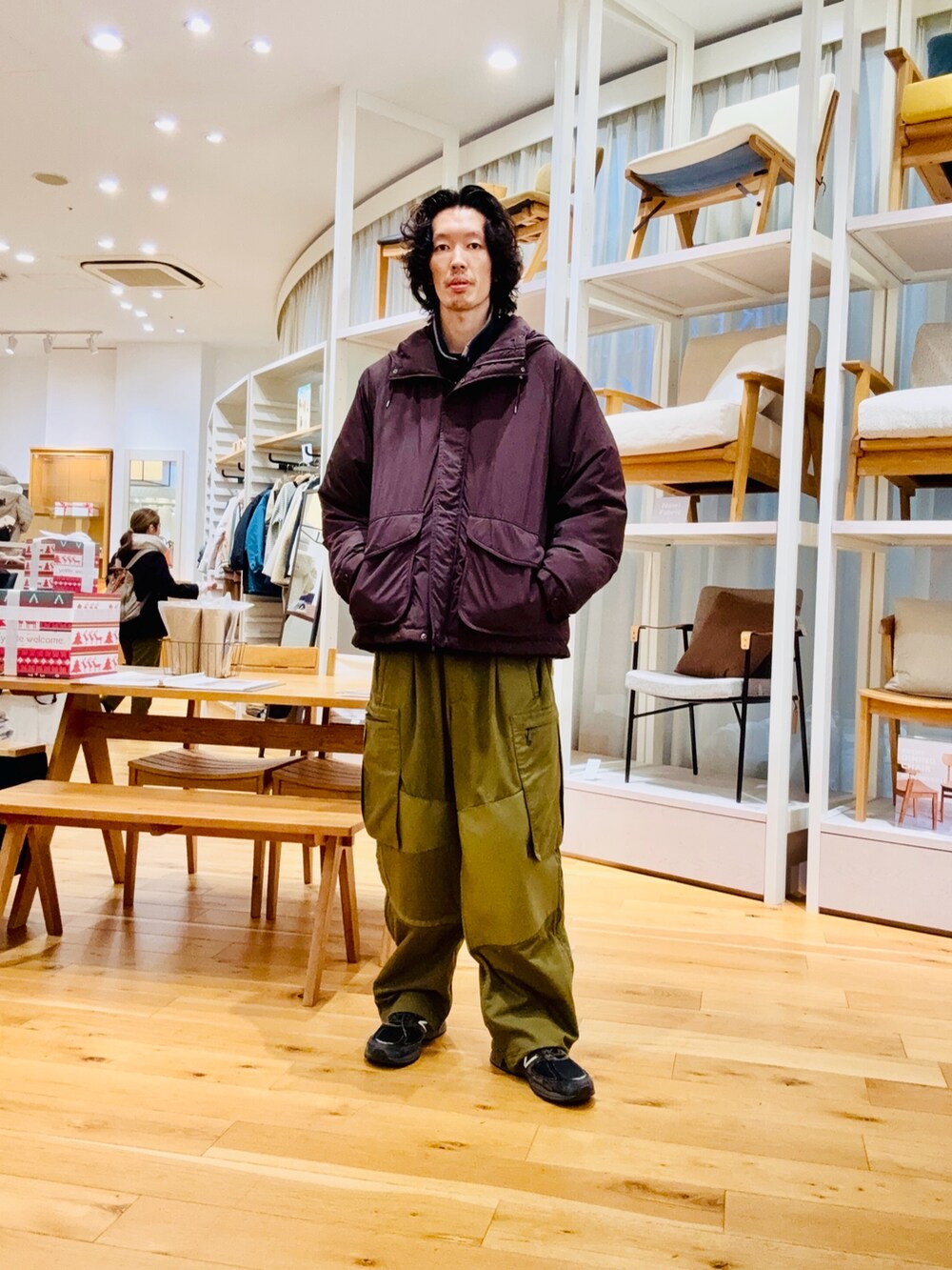 ブラウン系のブルゾンを着用したメンズの冬コーディネートの2枚目の写真