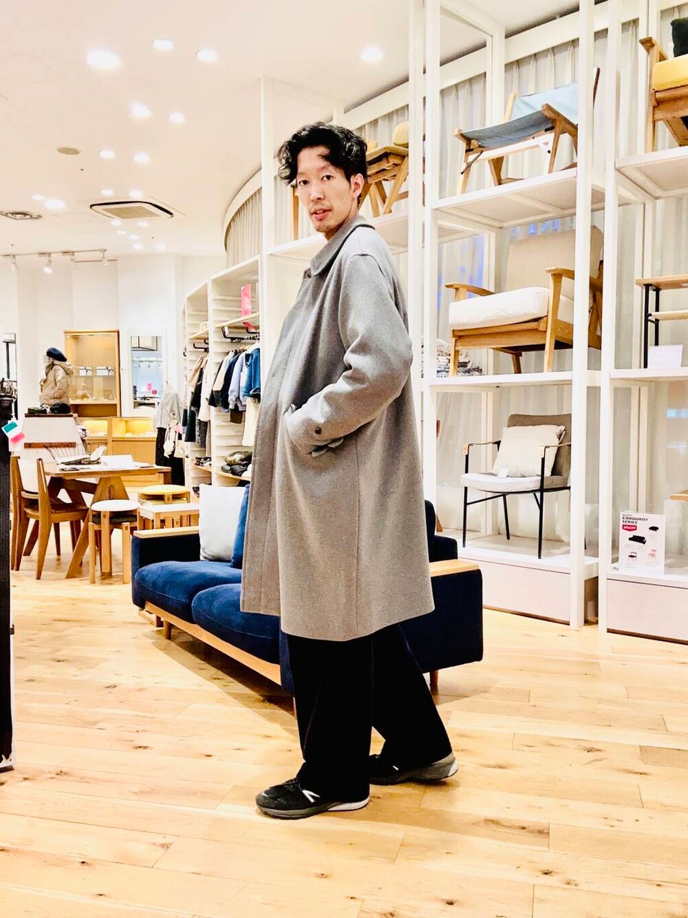 グレー系のその他アウターを着用したメンズの冬コーディネートの2枚目の写真