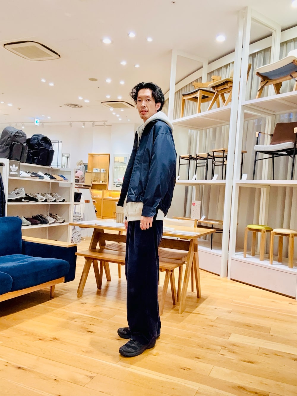 ブルー系のブルゾンを着用したメンズの春コーディネートの2枚目の写真