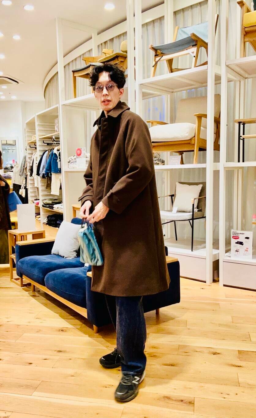 ブルー系のショルダーバッグ、ブラウン系のステンカラーコートを着用したメンズの冬コーディネートの2枚目の写真