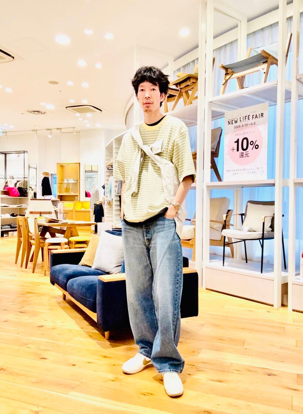 ブルー系のデニムパンツを着用したメンズの春コーディネートの3枚目の写真