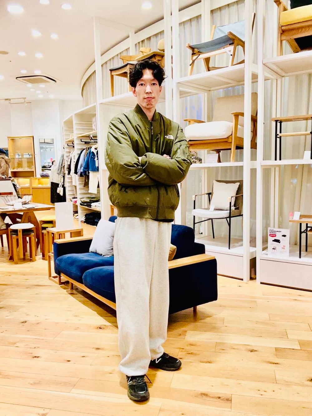 グリーン系のブルゾンを着用したメンズの冬コーディネートの3枚目の写真