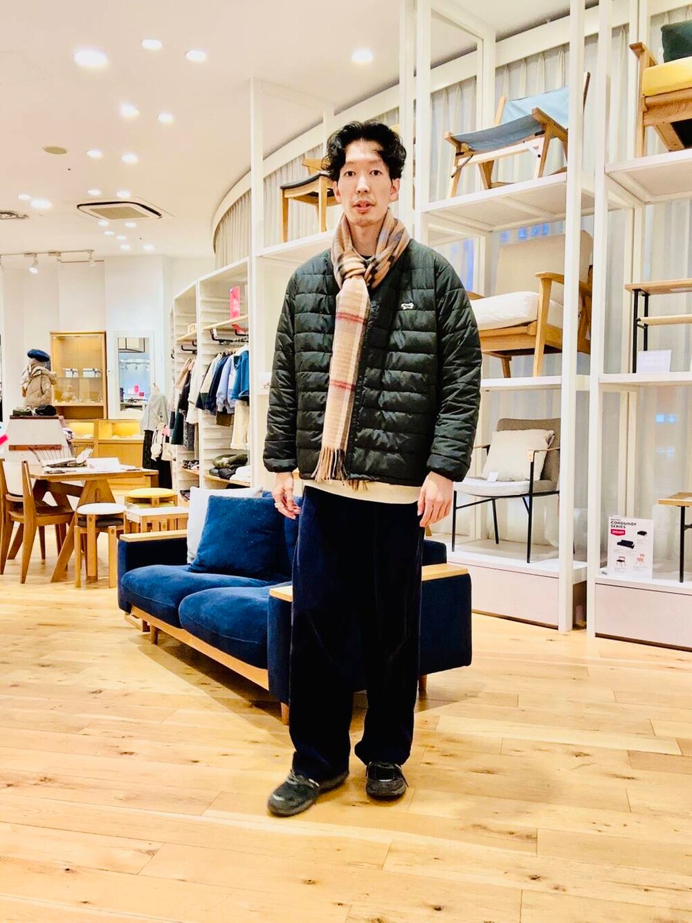 ブラック系のダウンジャケット/コート、ブラウン系のストール/ショールを着用したメンズの冬コーディネートの2枚目の写真