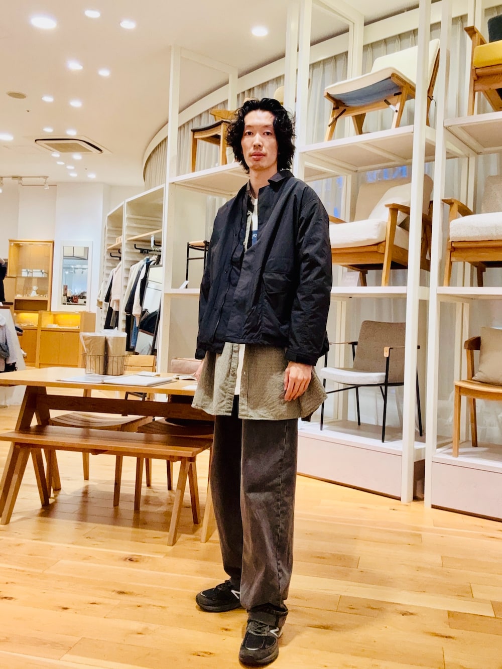 ブラック系のナイロンジャケットを着用したメンズの秋コーディネートの2枚目の写真