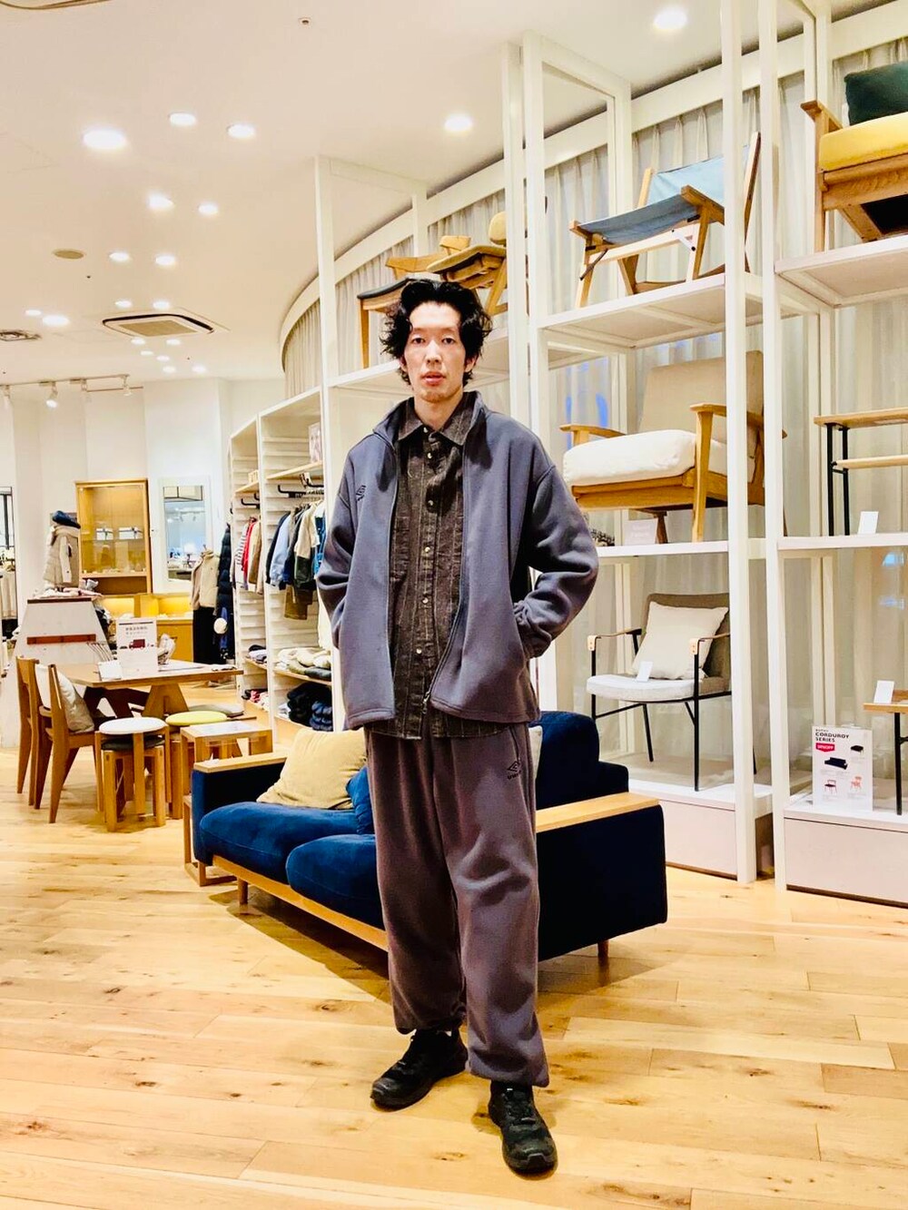 グレー系のその他アウター、ブルー系のその他アウター、グレー系のその他パンツを着用したメンズの冬コーディネートの5枚目の写真