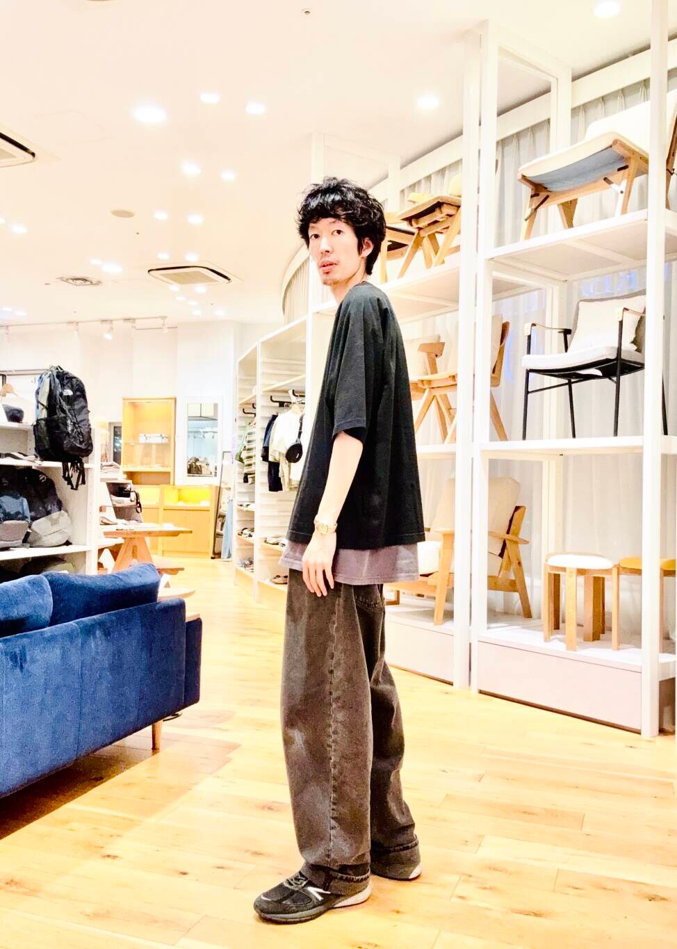 ブラック系のTシャツ/カットソーを着用したメンズの夏コーディネートの2枚目の写真