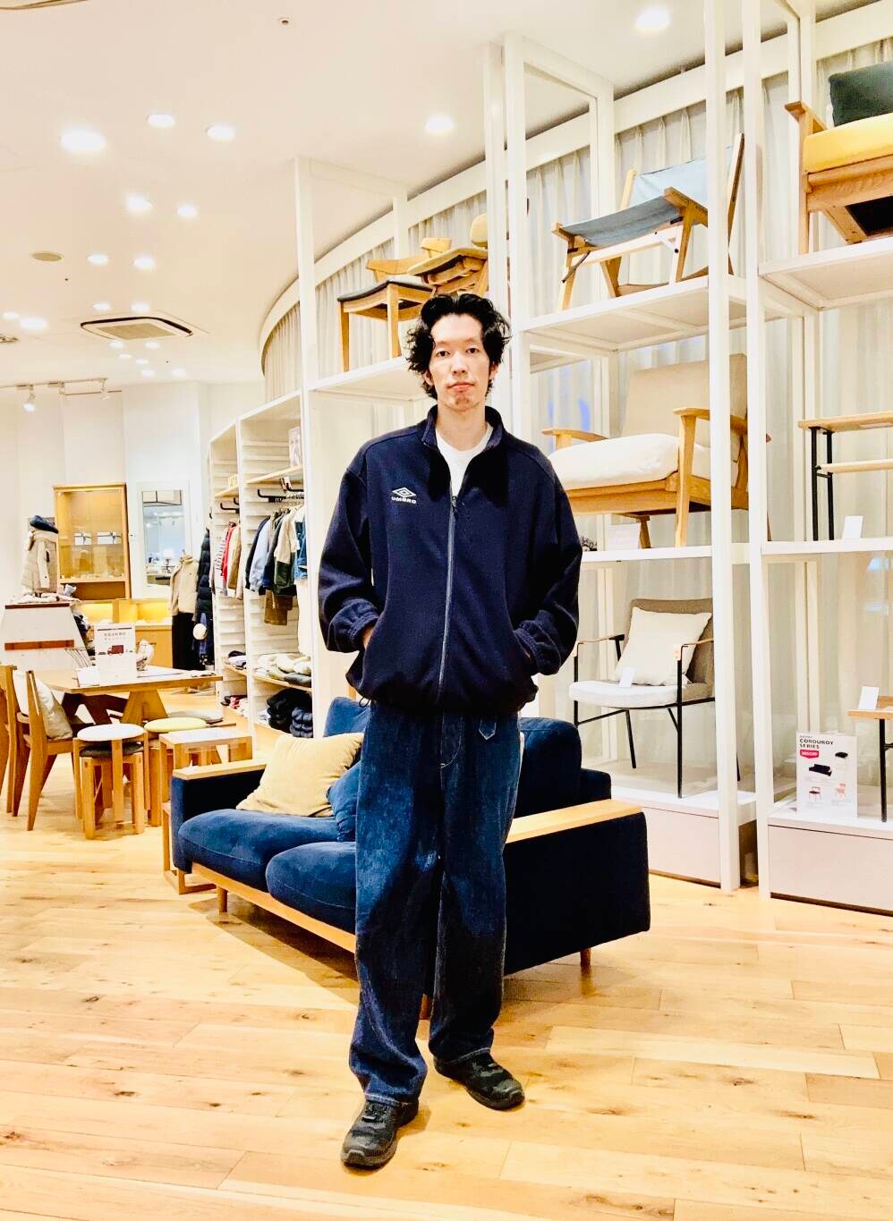 グレー系のカーディガン/ボレロ、ブルー系のその他アウター、ブルー系のパーカーを着用したメンズの冬コーディネートの2枚目の写真