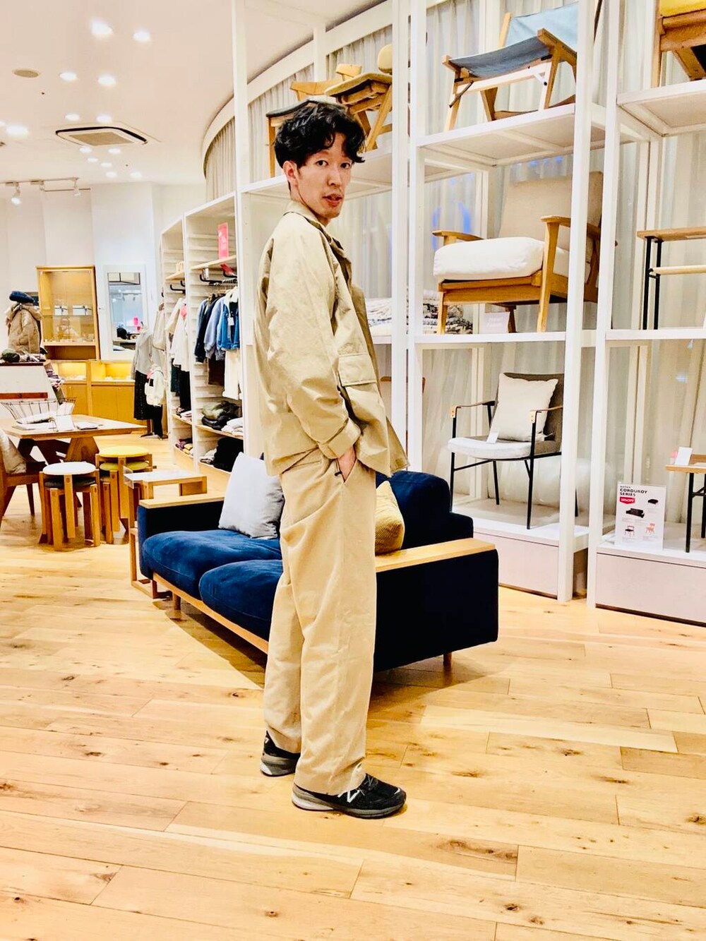 ベージュ系のブルゾン、その他のTシャツ/カットソーを着用したメンズの冬コーディネートの2枚目の写真