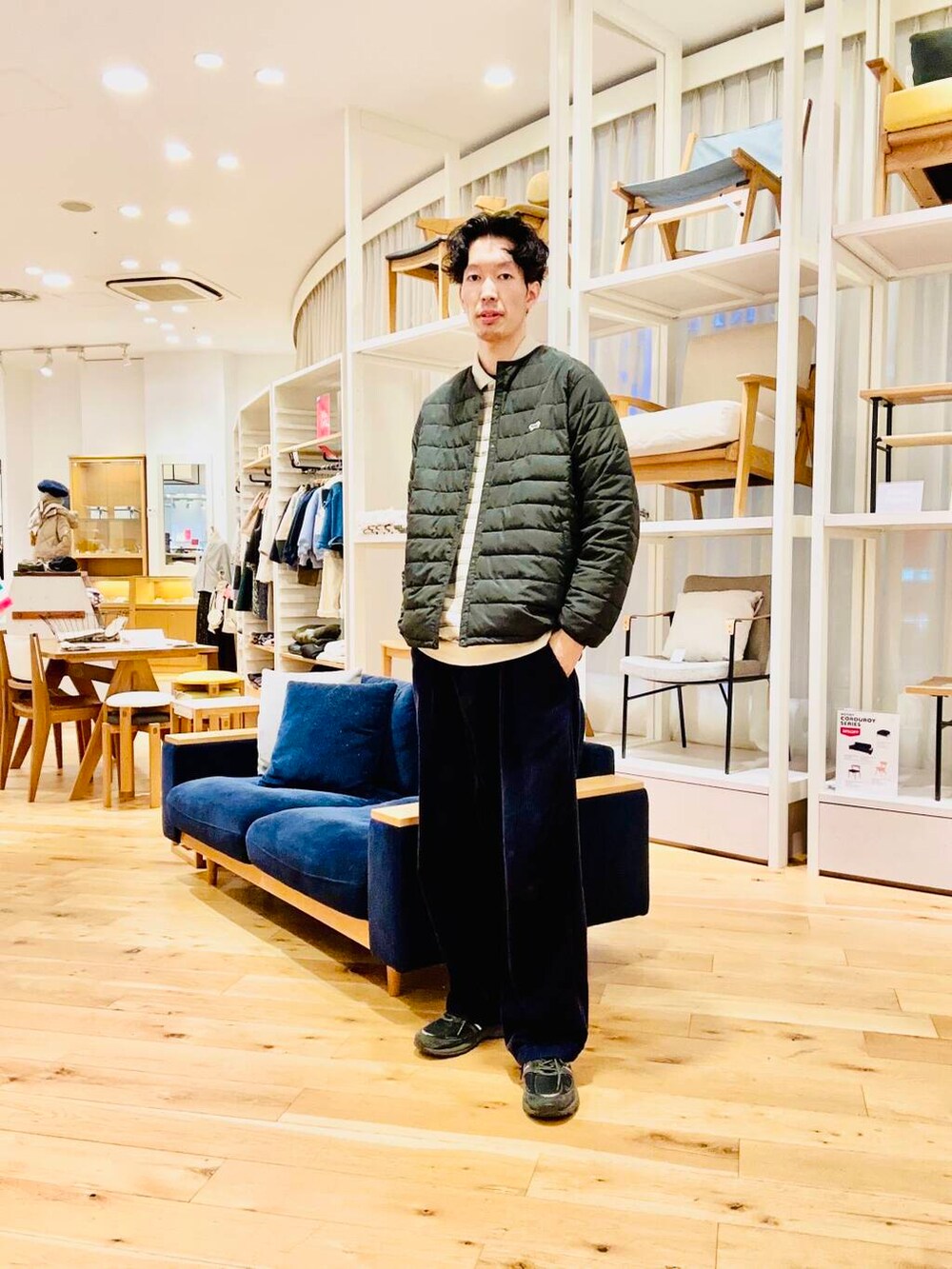 ブラック系のダウンジャケット/コート、ブラウン系のストール/ショールを着用したメンズの冬コーディネートの3枚目の写真