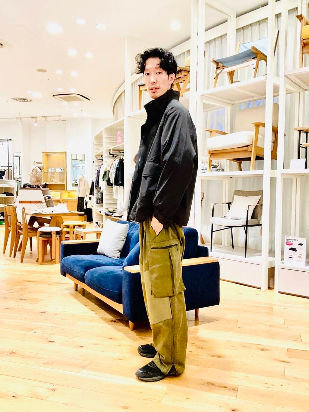 ブラック系のテーラードジャケットを着用したメンズの冬コーディネートの2枚目の写真