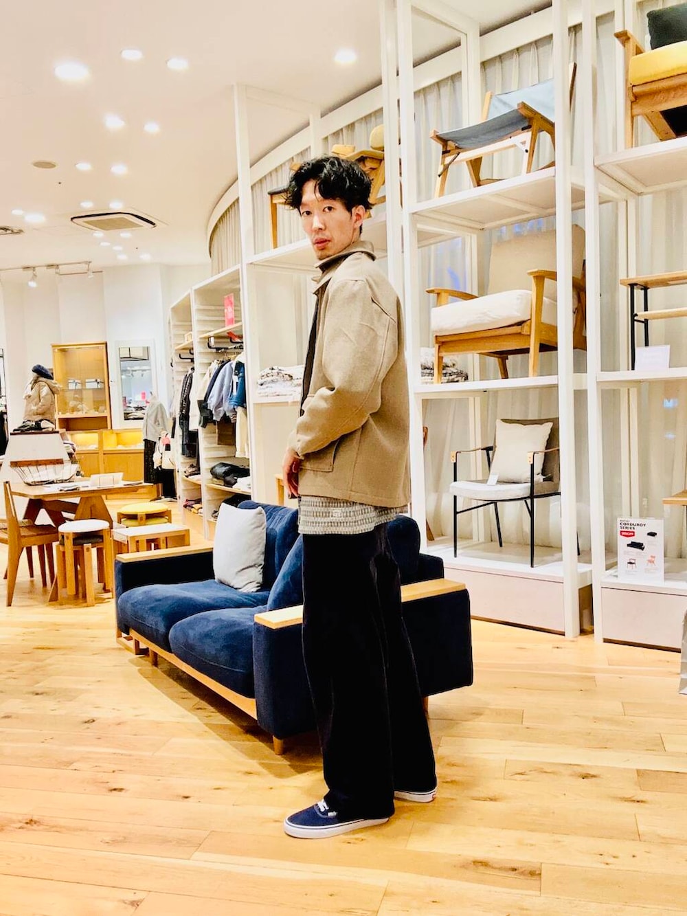 ブラウン系のその他アウターを着用したメンズの冬コーディネートの3枚目の写真