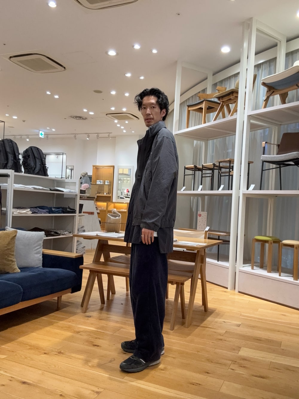 グレー系のブルゾンを着用したメンズの春コーディネートの2枚目の写真