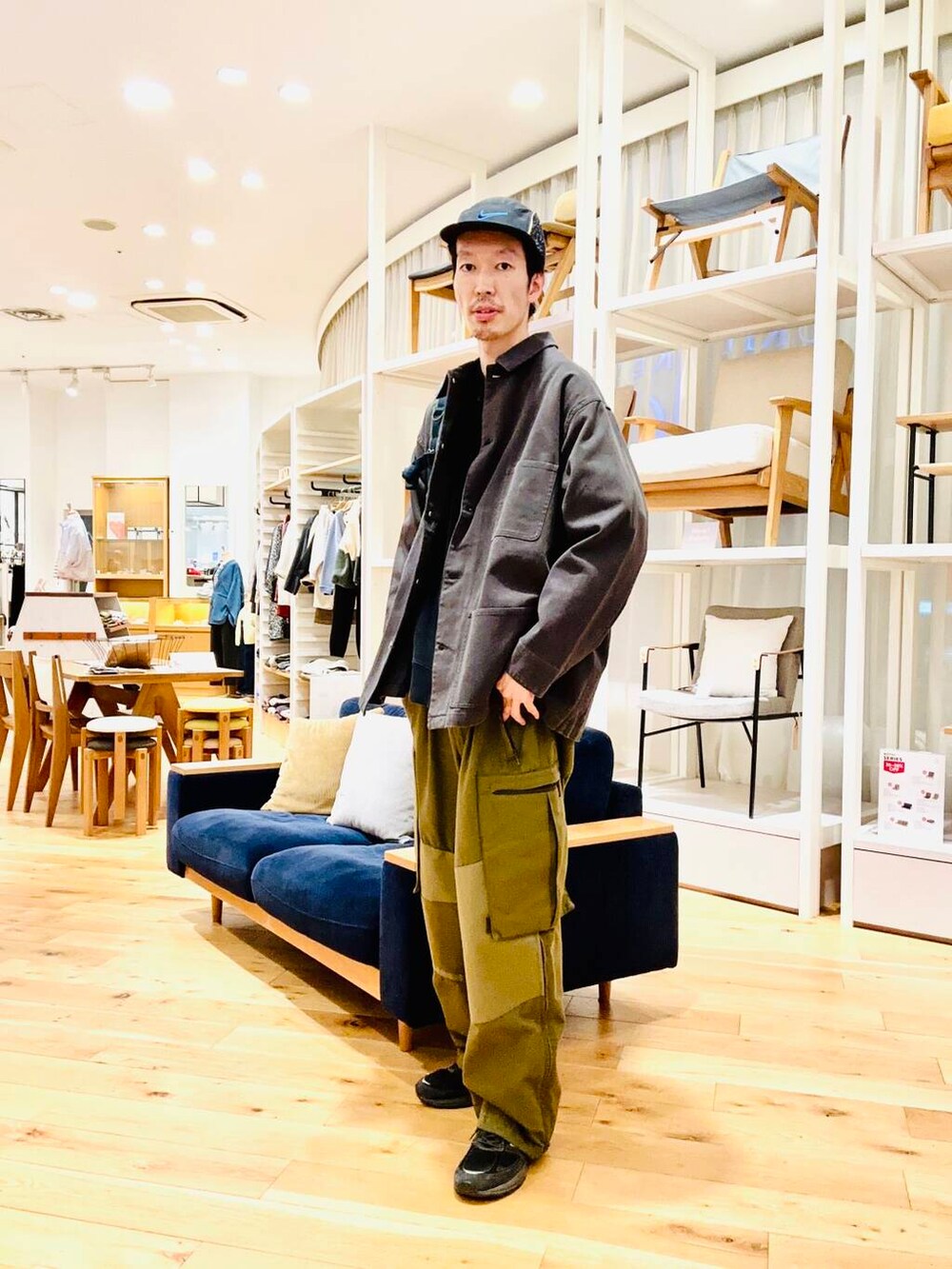 ブルー系のバックパック/リュック、ブラック系のカバーオールを着用したメンズの冬コーディネートの3枚目の写真