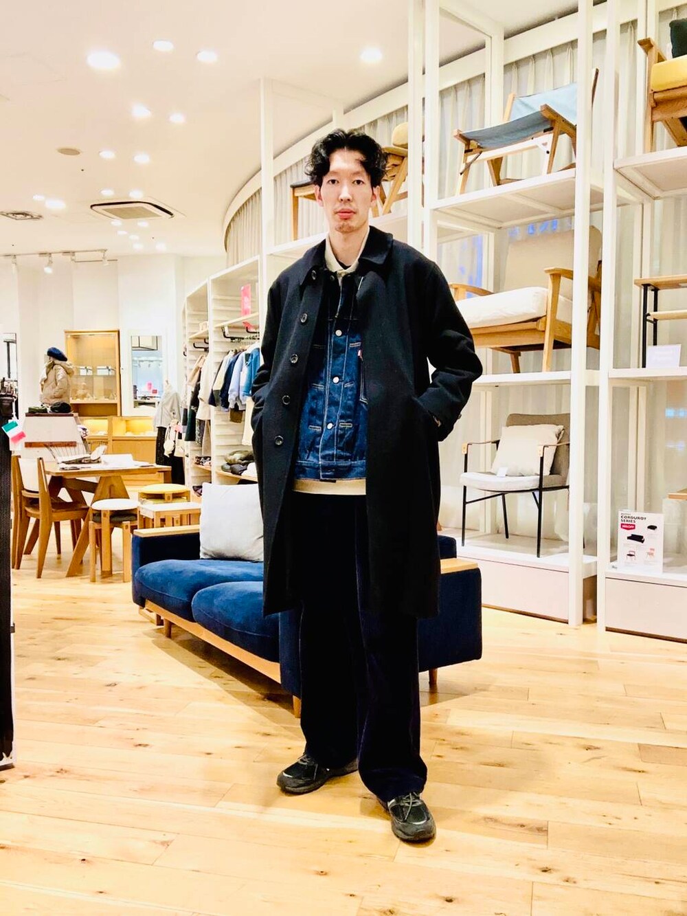 ブラック系のその他アウターを着用したメンズの冬コーディネートの2枚目の写真