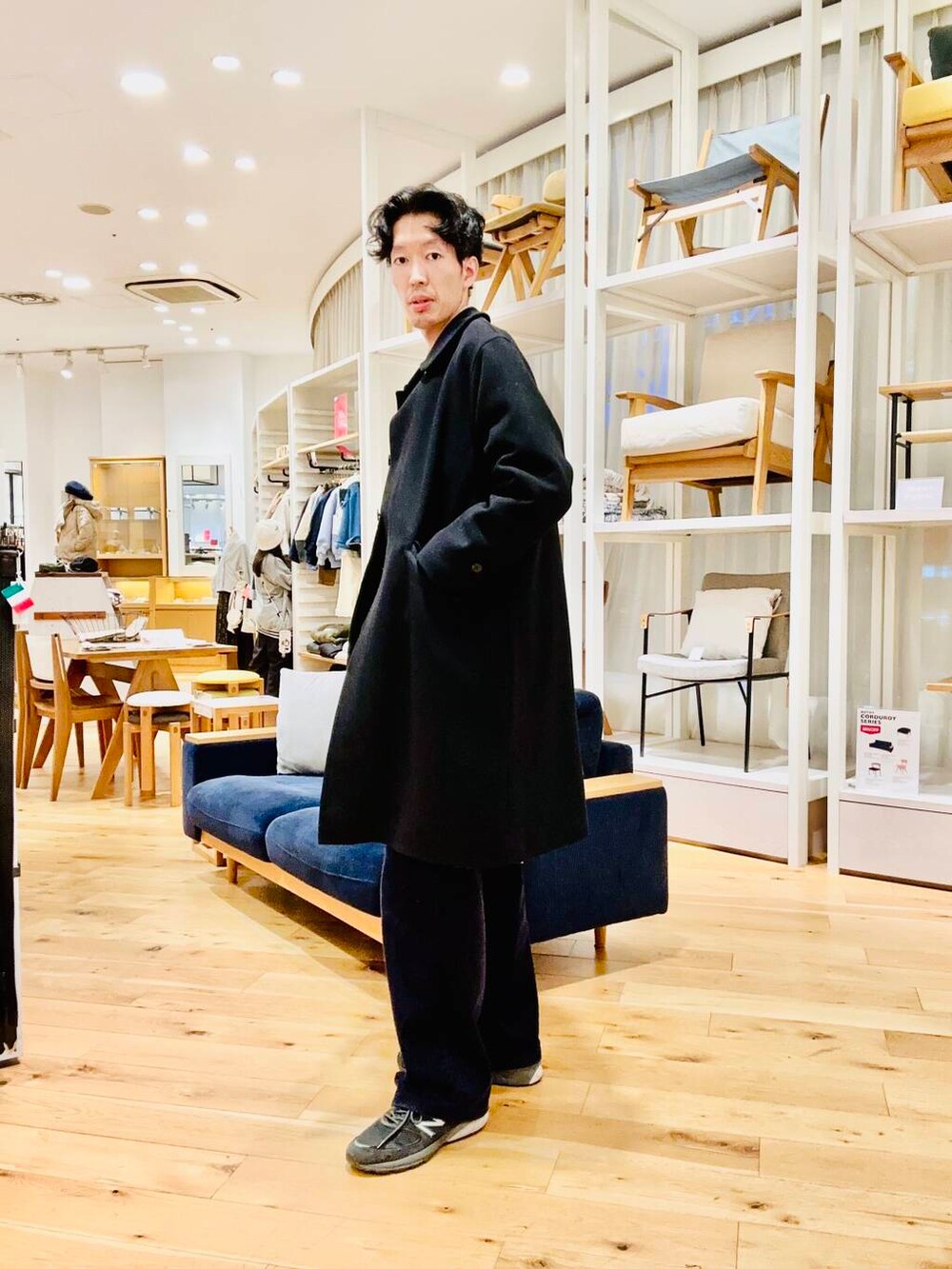 ブラック系のその他アウターを着用したメンズの冬コーディネートの3枚目の写真