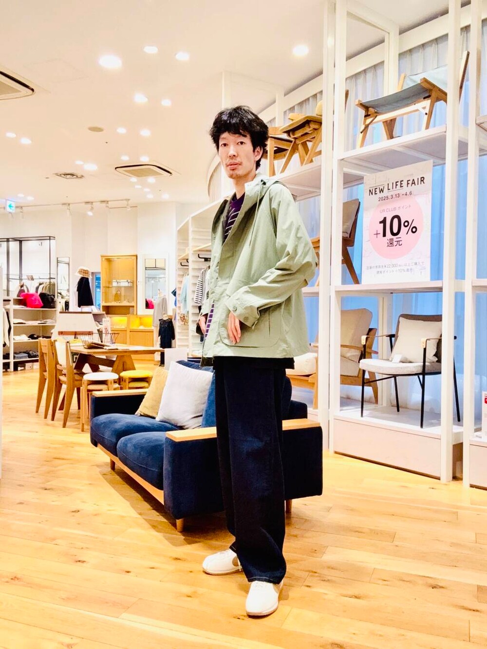 グリーン系のマウンテンパーカーを着用したメンズの春コーディネートの2枚目の写真