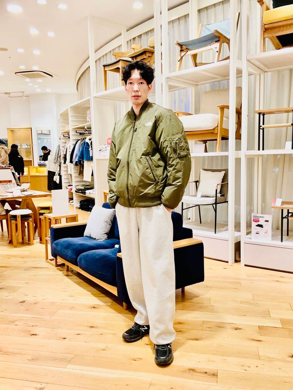 グリーン系のブルゾン、ブラック系のブルゾンを着用したメンズの冬コーディネートの2枚目の写真